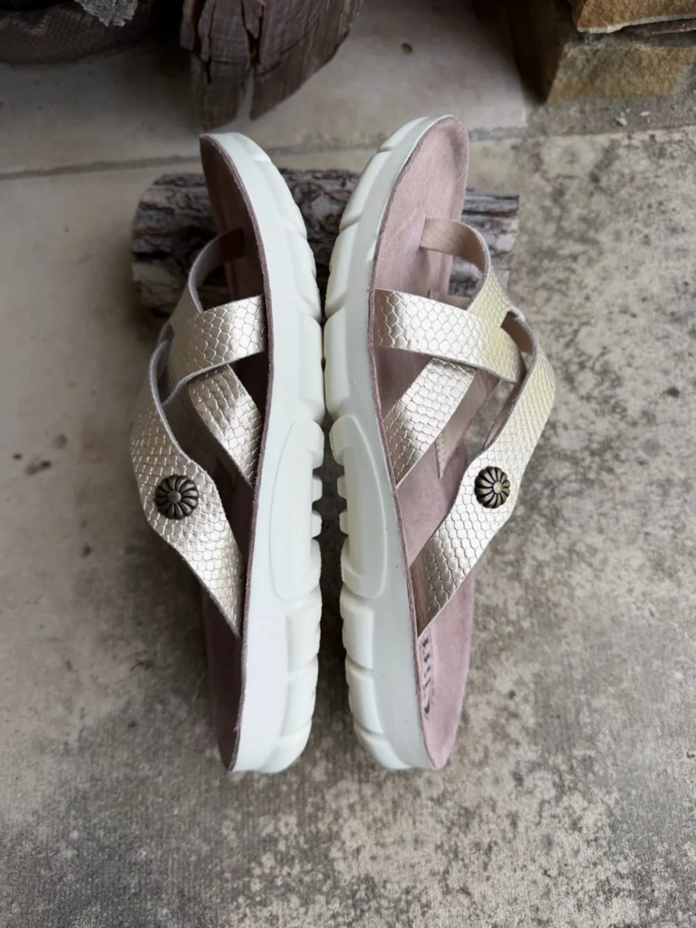 Cliffs by‎ WHITE MOUNTAIN Women's Metallic Crisscross Sandals Sz-7M.  Y
